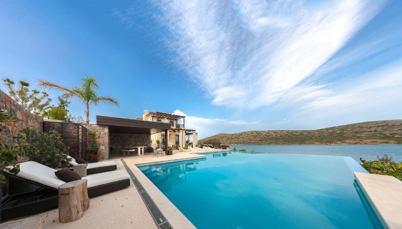 Luxury-property-in-Elounda-for-sale-swimming-pool